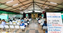 Pese a las incomodidades, los feligreses siguen asistiendo a lo que queda de su iglesia. FOTO Jaime Pérez.