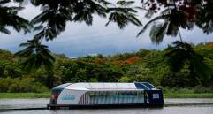 El Interceptor entró en funcionamiento en República Dominicana en agosto. Es capaz de recolectar 50 mil kg de basura diaria. Foto efe