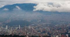 El pasado 7 de abril un fenómeno de bruma se posó sobre el aire de Medellín, que tuvo una contingencia ambiental menos fuerte que en los últimos años. FOTO MANUEL SALDARRIAGA