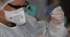 Cada frasco alcanza para vacunar a seis personas. FOTO Edwin Bustamante