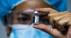 Más de 300 dosis de vacunas que llegaron a Colombia y se iban a aplicar en Bogotá tendrán que devolverse por no tener las respectivas etiquetas. FOTO Julio César Herrera 