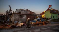 El tornado deja hasta ahora un saldo de cinco personas muertas. Foto: EFE.
