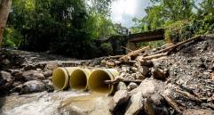 Una de las obras inconclusas es la repotenciación de uno de los 11 puentes centenarios, el cual fue sustituido por la estructura que se ve en la imagen y que según los lugareños con cada aguacero queda inutilizada para el paso de vehículos. FOTO camilo suárez.