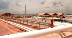 La afectación a las operaciones petroleras en el Meta está impactando la carga de las refinerías de Cartagena y Barrancabermeja, lo cual pone en riesgo el suministro de combustibles líquidos en Colombia y otros países a los que se exportan combustibles. FOTO Colprensa