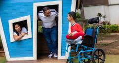 Aracelly López y Úber Zapata, los orgullosos padres de Santiago. Lo apoyan en su emprendimiento. FOTO edwin bustamante