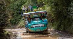 Para cruzar los 9,4 kilómetros que se intervendrán, se requieren cerca de 50 minutos. Algunos de los tramos de la vía son complejos para las chivas. FOTO camilo suárez
