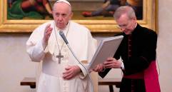 Durante el rezo del Ángelus, el papa Francisco se refirió a la política migratoria de Colombia. FOTO EFE