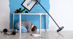 Ante un sismo, el Dagrd Medellín recomienda tratar de protegerse la cabeza, así sea con una silla, o ponerse debajo de una mesa, que no sea de vidrio, protegiéndose de que le caigan objetos encima. FOTO SHUTTERSTOCK