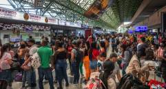 Muchos tuvieron que hacer filas de horas para comprar tiquetes hacia Santa Fe de Antioquia, Sopetrán o el Urabá antioqueño. No hubo disponibilidad durante varias horas. FOTO camilo suárez