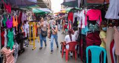 La movilidad para conductores y peatones se ha visto reducida en el Centro de Medellín ante el crecimiento de la cantidad de venteros ambulantes. FOTO CARLOS VELÁSQUEZ