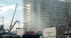 Las autoridades intentan controlar el fuego que se produjo al interior de los escombros y que ha dificultado las labores de rescate durante la mañana de este jueves. FOTO: EFE