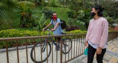 Las medidas básicas de prevención son usar bien el tapabocas y favorecer las interacciones breves y al aire libre. Foto: Edwin Bustamante