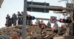 Las labores de búsqueda de desaparecidos continúan entre los escombros del edificio Surfside. FOTO EFE