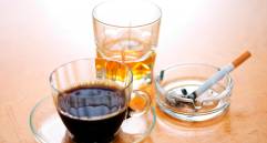 Al tomar café, beber licor o fumar está haciendo uso de sustancias psicoactivas lícitas. La cafeína y el alcohol podrían manejarse desde un consumo responsable. Sin embargo, la nicotina no. FOTO: SSTOCK