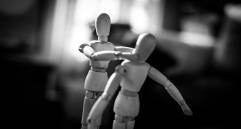 En las redes sociales hay mecanismos para denunciar el contenido de odio. En WhatsApp, evite difundir. Foto: Charl Folscher vía Unsplash.