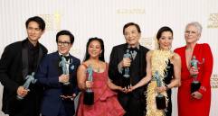 El elenco de “Todo en todas partes al mismo tiempo” con sus galardones de los SAG Awards. FOTO: GETTY