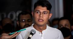 Lesther Alemán es uno de los líderes estudiantiles encarcelados por el régimen de Daniel Ortega. Acaba de graduarse de licenciatura, pero su madre tuvo que recibir el diploma porque él estaba preso. FOTO: EFE