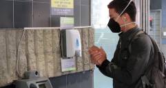 Dentro de las políticas de bioseguridad el Metro ha habilitado en sus instalaciones puntos de desinfección y de vacunación. FOTO: Metro de Medellín. 