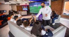 Seis estudiantes reciben inducción por parte de uno de sus profesores. Aunque muestran su preferencia por los videojuegos de fútbol, el abanico es más variado. FOTOS carlos velásquez