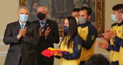 Una delegación de deportistas colombianos liderados por Mariana Pajón recibió el pabellón nacional de manos del presidente Iván Duque. FOTO CORTESÍA PRESIDENCIA