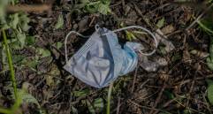 Un tapabocas tirado en la calle es un peligro para el medio ambiente. FOTO Manuel Saldarriaga