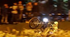 En la avenida Las Palmas, motorizados se toman la vía para practicar deportes a motor. Pese a los problemas de movilidad y los riesgos, dicen no tener en dónde entrenar. FOTO MANUEL SALDARRIAGA