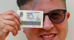 Mike Durán recibió este 16 de marzo su nueva cédula en la que se le reconoce como persona trans. FOTO Manuel Saldarriaga 