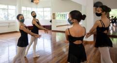 Además de bailar ballet clásico, Mariana y Martina tienen clases de neoclásico y contemporáneo. FOTOS Camilo Suárez