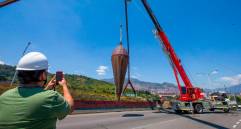 La plomada fue desmontada este domingo por funcionarios de la Alcaldía de Medellín. Foto: Esneyder Gutiérrez