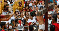 Cristo crucificado en el barrio Villa del Socorro donde realizaron el Viacrucis con representación en vivo. Foto: Manuel Saldarriaga Quintero.