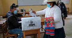 En Ecuador se llevó a cabo la segunda vuelta presidencial. En Perú la primera vuelta y la renovación del Congreso. Resultados se comenzaron a conocer en la noche del domingo. FOTO EFE