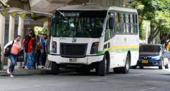 Aunque la frecuencia de los buses alimentadores de las cuencas 3 y 6 está programada para no superar los 10 minutos, las congestiones hacen casi imposible cumplirla. FOTO Manuel Saldarriaga.