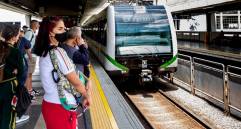 Las mujeres cuentan que fueron abordadas en la estación Envigado por un hombre que las acusaba de “exhibicionistas” por estar abrazadas. FOTO ANDRÉS CAMILO SUÁREZ.