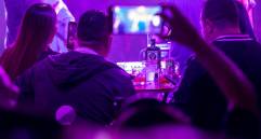 En Medellín los establecimientos podrán vender licor hasta las 2:00 a.m. Itagüí y Envigado, por su parte, definieron horarios para sus bares y restaurantes. Foto: Andrés Camilo Suárez