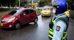 Según la Secretaría de Movilidad, hay cerca de 200 agentes destinados a la regulación del flujo vial de la ciudad y alrededor de 111 guardas están dedicados a hacer operativos. FOTO camilo suárez.