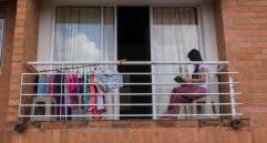 No está bien colgar ropa en el balcón. Puede generarle multas. Foto: Manuel Saldarriaga