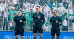 Wílmar Roldán (en el centro) es el árbitro más internacional de Colombia. FOTO JUAN ANTONIO SÁNCHEZ 
