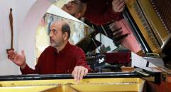 Jorge Alberto Marín lleva 35 años como restaurador y afinador de pianos. FOTO Manuel Saldarriaga