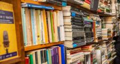 Las librerías cumplen en la vida de la ciudad un papel superior al de ser un espacio de venta. En ellas se propician las tertulias y los espacios formativos. Foto: EL COLOMBIANO.