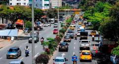 La avenida 33 es una de las vías por donde los conductores más tratan de evadir el pico y placa en Medellín. FOTO: JAIME PÉREZ