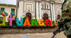 El cuerpo de la víctima fue bajado por sus dolientes desde la zona rural hasta la morgue del casco urbano de Ituango. FOTO: JUAN ANTONIO SÁNCHEZ.