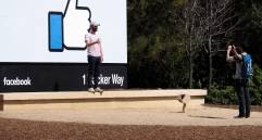 Una de las decisiones que tumbó el comité tiene que ver con la publicación de imágenes de pezones en campañas de lucha contra el cáncer, que Facebook consideraba que violabaN su política de desnudos. FOTO EFE 