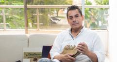 A la izquierda Gabriel Moreno, estudiante de la Universidad de Oxford, y a la derecha su padre, Alejandro Moreno. Ambos fueron los fundadores de Fiquetex. FOTOS CORTESÍA Y Camilo Suárez