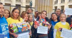 En Bogotá los tenderos afiliados a Fenalco entregaron una carta expresando sus inquietudes frente a la reforma tributaria. FOTO cortesía