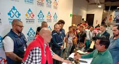La Personería de Medellín recibió de manos de los líderes indígenas los premios que fueron sacados de una vitrina del edificio municipal. FOTO: MAURICIO PALACIO.