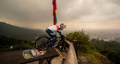 Pedro Burns (foto) compitió en Cerro Abajo Monserrate 2022 y lo hará este sábado en la Comuna 13. FOTO Cortesía Red Bull