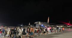 Según cifras oficiales, hasta este miércoles había 370 viajeros varados en la isla de San Andrés por el cese de operaciones aéreas de la aerolínea Viva Air. FOTO CORTESÍA FUERZA AÉREA 