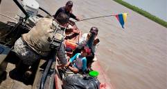 La Armada, la Policía, la Defensa Civil y los pescadores de la zona buscan al bebé en el río Meta. FOTO: CORTESÍA DE LA ARMADA.