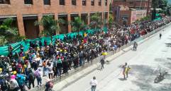 En el Parque de los Deseos se dio la concentración de manifestantes desde tempranas horas de la mañana y de allí se anunció la partida de una marcha hacia El Poblado. FOTOS MANUEL SALDARRIAGA
