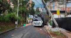 El vehículo de carga se resbaló con un reguero de combustible y tumbó el poste. FOTO: CORTESÍA